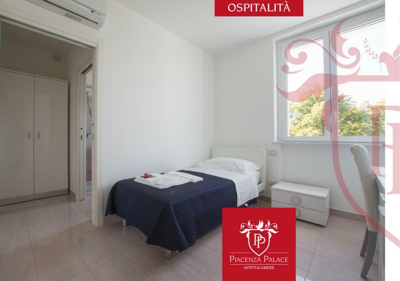 Affittacamere Piacenza Palace Bagian luar foto