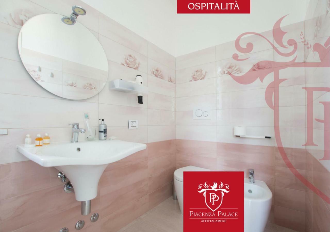 Affittacamere Piacenza Palace Bagian luar foto