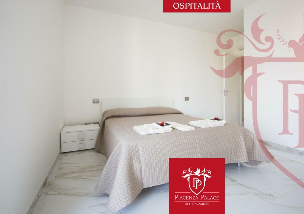 Affittacamere Piacenza Palace Bagian luar foto